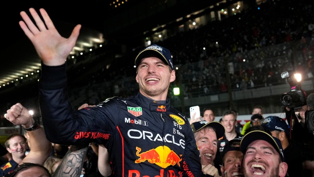 Max Verstappen revalidó su título de Fórmula 1 tras ganar una lluviosa y caótica carrera en Japón