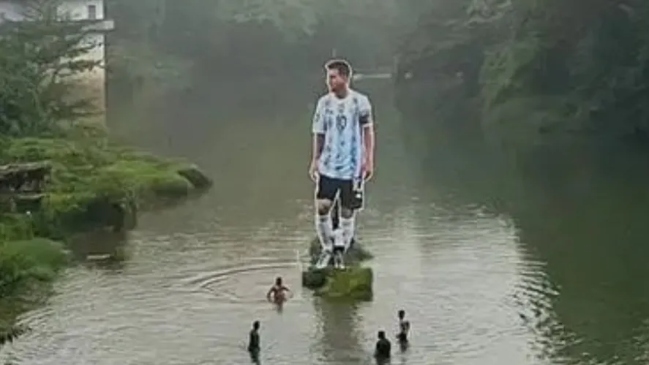 Locura por Messi: Colocaron una gigantografía en un río