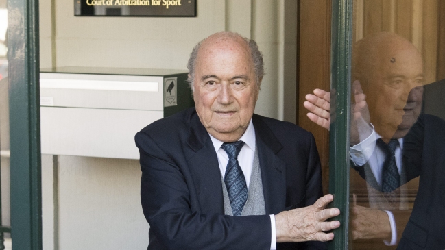 Blatter aboga por indemnizar a víctimas de construcción de estadios en Qatar