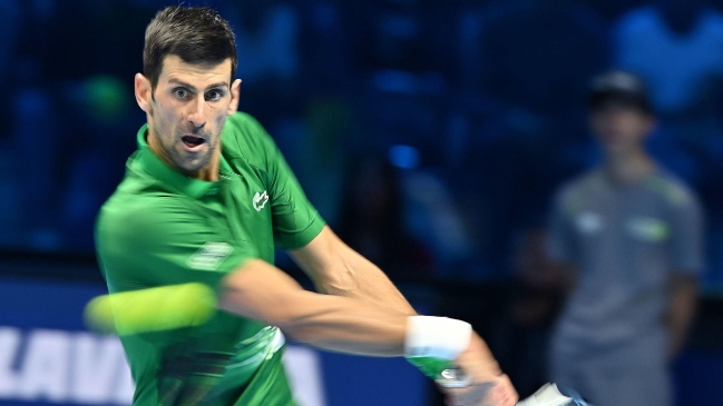 Novak Djokovic mantuvo su invicto en las Finales de la ATP con triunfo ante Medvedev
