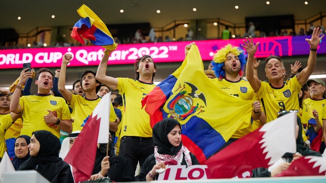 Hinchas ecuatorianos dedicaron cánticos a Chile en el debut en Qatar 2022