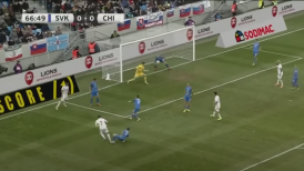 [VIDEO] ¡Lo sacaron de la línea! Alexis tuvo la chance más clara de Chile ante Eslovaquia