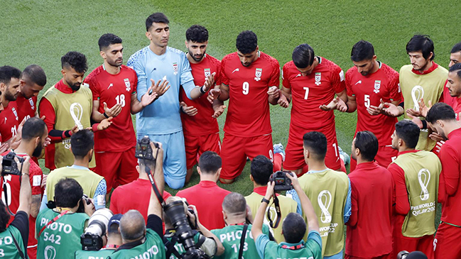 Futbolistas iraníes no cantaron el himno en señal de protesta