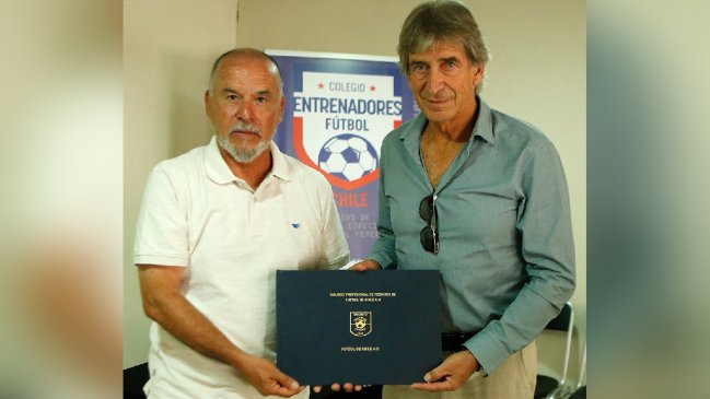 Manuel Pellegrini fue galardonado en visita al Colegio de Entrenadores