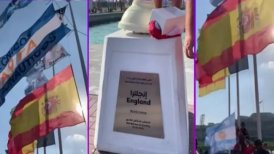 Escándalo en Qatar: Hinchas argentinos bajaron la bandera inglesa e izaron la de Malvinas