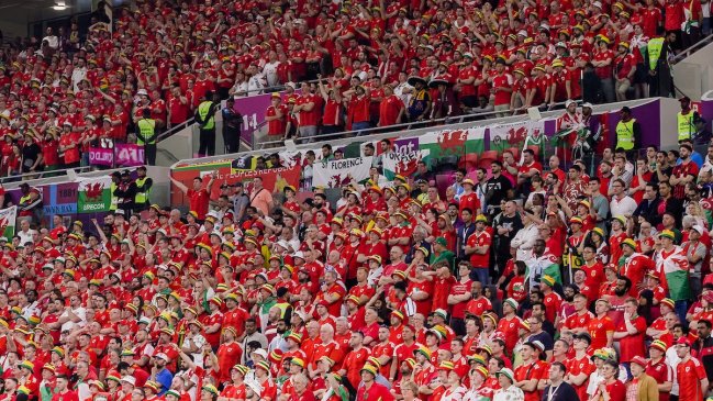 La FIFA permitió a hinchas de Gales llevar sombreros y banderas multicolor en el Mundial