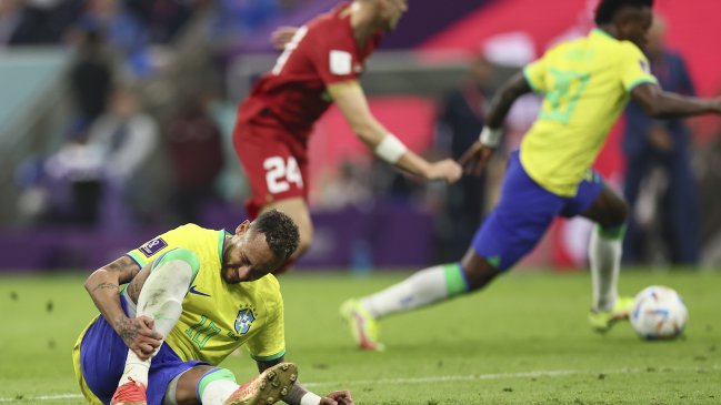 ¡Alarma en Brasil! Neymar salió lesionado ante Serbia y terminó desconsolado en la banca