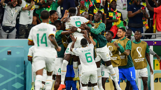 Senegal derrotó categóricamente a una Qatar que quedó con un pie fuera del Mundial