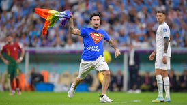Espontáneo irrumpió en el Portugal-Uruguay con bandera del arcoíris, mensajes de apoyo a Ucrania y mujeres iraníes