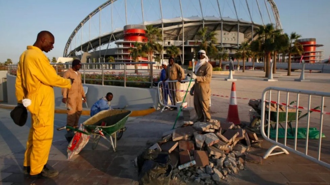 Qatar reconoció la muerte de "entre 400 y 500" obreros emigrantes durante la construcción de estadios