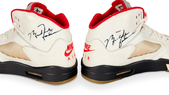 Dos pares de zapatillas de Michael Jordan recaudaron casi 300.000 dólares en subasta