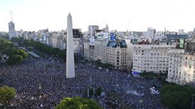 ¡Locura en Buenos Aires! Miles de hinchas celebraron paso de Argentina a la final del Mundial en el Obelisco