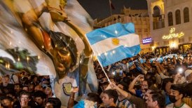 Hinchas argentinos realizaron emotivo banderazo en Doha a un día de la final del mundo