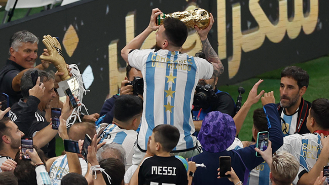 El emotivo paseo de Messi como campeón del mundo en los hombros de Sergio Agüero