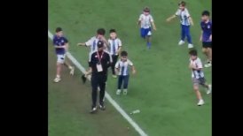 Hijos de jugadores argentinos jugaron fútbol con una botella de plástico tras la final de Qatar