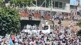 La impactante caída de un fanático desde un puente mientras pasaba el bus de Argentina