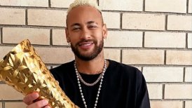 Neymar recogió trofeo para Pelé como el "Jugador de la historia"