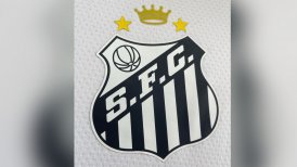 Santos presentó nuevo escudo con una corona en homenaje a su "rey" Pelé