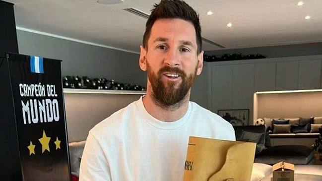 Messi a reçu un livre qui lui est dédié par ses voisins dans un quartier huppé avant de rentrer à Paris