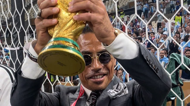 La FIFA sancionará al chef "Salt Bae" por haber tocado el trofeo de la Copa del Mundo