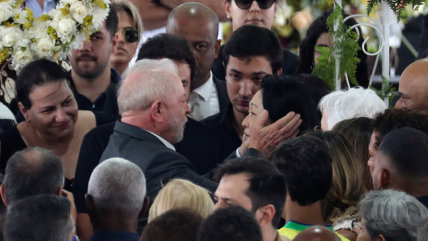 Lula da Silva visitó y rindió homenaje a Pelé en la capilla ardiente de Vila Belmiro