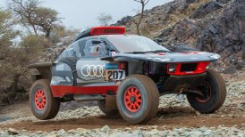 Carlos Sainz abandonó el Rally Dakar al no poder reparar su auto