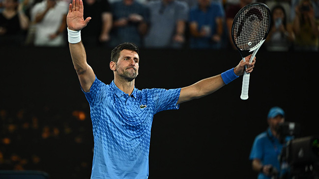 Novak Djokovic arrasó con De Miñaur y se clasificó a cuartos de final