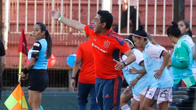 Universidad de Chile anunció la salida del técnico Carlos Véliz del equipo femenino