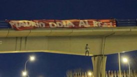 Escándalo en España: Muñeco de Vinicius fue colgado de un puente