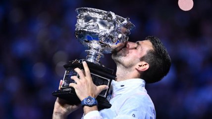 Djokovic celebró por décima vez el título de campeón en Australia tras tumbar a Tsitsipas