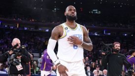 Los Lakers celebraron ante los Knicks con otro récord de LeBron James