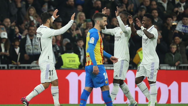 Real Madrid tumbó a Valencia y se mantiene a la caza del liderato en España