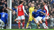 Un furioso cabezazo sacó de la zona de descenso a Everton con triunfo ante Arsenal