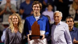 La postal del Chile Open: Jaime Fillol le entregó el trofeo a su nieto Nicolás Jarry