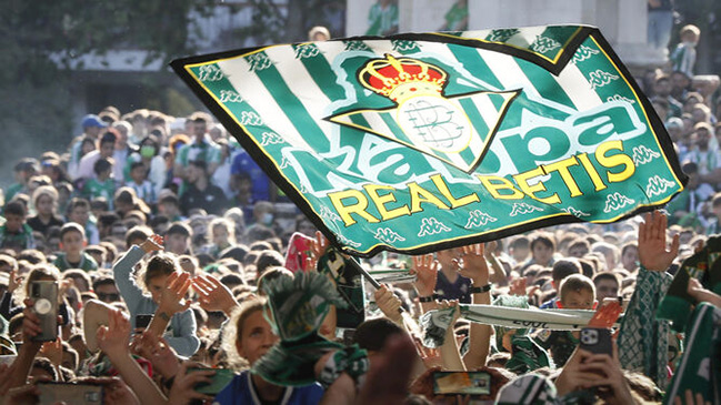La euforia de los hinchas de Real Betis se tomó las calles de Manchester