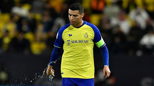 Cristiano Ronaldo se enfureció por cánticos de "Messi, Messi" en la derrota de Al Nassr