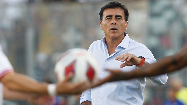 Gustavo Quinteros ensaya un Colo Colo alternativo para la despedida de Paredes