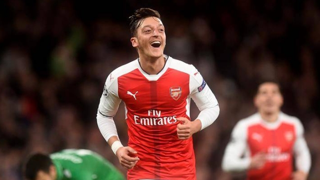 Arsenal celebró el paso de Mesut Özil tras anuncio de su retiro