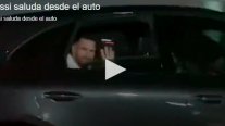 ¡Otra locura! Messi causó furor al saludar desde su auto a hincha en pleno Buenos Aires