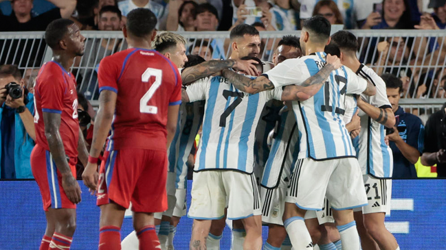 Argentina batalló para ganar ante Panamá en su primer duelo como campeón mundial