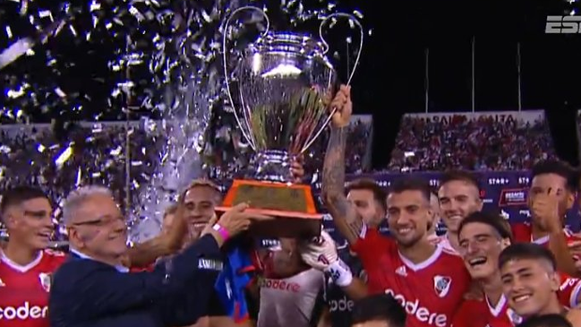 ¿La Champions? El llamativo trofeo que levantó River tras vencer a la U