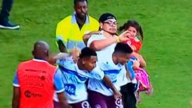 Partido de Inter dejó lamentables escenas: Hincha entró con una niña en brazos a agredir a jugador