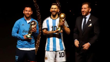 Messi fue distinguido con una estatua en el homenaje de la Conmebol a la selección argentina