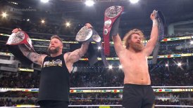 Kevin Owens y Sami Zayn destronaron a The Usos en emotiva primera noche de Wrestlemania