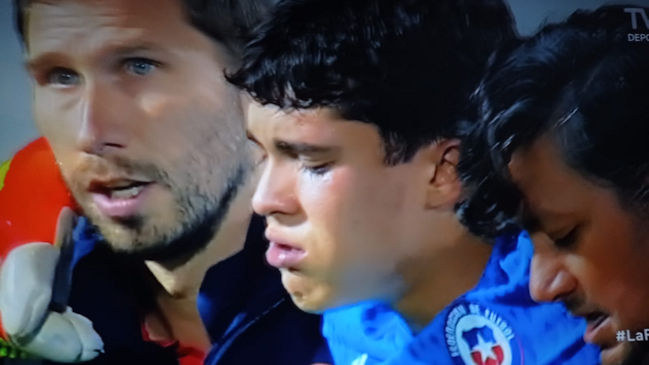 Francisco Valdés fue sustituido entre lágrimas tras durísima falta de delantero de Ecuador