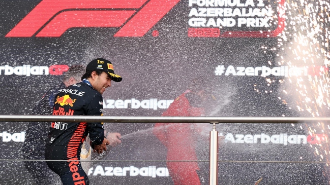 "Checo" Pérez ganó en Azerbaiyán y puso presión a su compañero Max Verstappen en la cima
