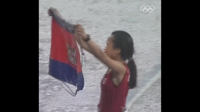 Las conmovedoras imágenes de atleta terminando los 5.000 metros bajo una torrencial lluvia