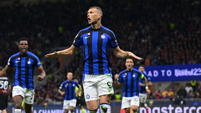 [VIDEO] Dzeko definió con una hermosa volea en el área de Milan y puso en ventaja a Inter
