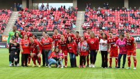 Jugadores de La Calera salieron acompañados por hinchas del club en conmemoración del Día de la Madre