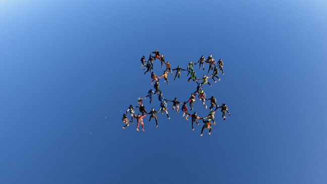 Sebastián Alvarez rompió récord sudamericano en salto de paracaidismo en formación